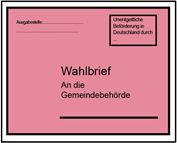 Abbildung eines rosafarbenen verschlossenen Umschlags mit der Aufschrift links oben „Ausgabestelle sowie zwei gestrichelte Linien“, rechts oben ein Frankiervermerk mit der Aufschrift „Unentgeltliche Beförderung in Deutschland durch“ und in der Mitte die Aufschrift „Wahlbrief An die Gemeindebehörde“ und darunter eine Linie