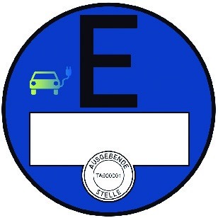 Das Plakettenmuster für elektrisch betriebene Fahrzeuge ist rund und hat einen Durchmesser von 8 mm. Es ist schwarz umrandet (RAL 9005). In der oberen Hälfte steht der Großbuchstabe E. Der Buchstabe ist schwarz und hat eine Höhe von 35 mm, in Mittelschrift 138 pt (RAL 9005). Darunter befindet sich ein rechteckiges weißes Schriftfeld und ein rundes weißes Siegelfeld. Links neben dem Buchstaben E ist die Abbildung eines kleinen grünlich schimmernden Fahrzeugs enthalten, aus dem ein Ladekabel rechtseitig herausragt.