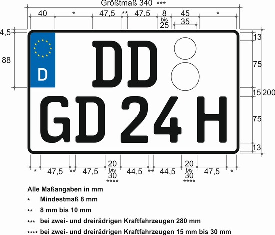 Es wird beispielhaft ein zweizeiliges Oldtimerkennzeichen nebst Bemaßung dargestellt. Das Kennzeichen weist ein Größtmaß von 340 mm auf und ist 200 mm hoch. Das Größtmaß beträgt bei zwei- und dreirädrigen Kraftfahrzeugen 280 mm. Die Ecken des Kennzeichens sind abgerundet. Der Rand des Kennzeichens ist schwarz. In der ersten Zeile an der linken oberen Seite des Kennzeichens befindet sich ein Euro-Feld, wie bereits zuvor beschrieben. Rechts daneben sind die Buchstaben DD in schwarzer Mittelschrift, wie bereits zuvor beschrieben, abgebildet. Das Mindestmaß für den Abstand zwischen dem Eurofeld und den Buchstaben HH beträgt 8 mm. Neben den Buchstaben DD sind die vorgesehenen Felder für die Plaketten abgebildet, wie zuvor beschrieben, abgebildet. Das kleinere mit einem Durchmesser von 35 mm ist oberhalb des größeren angesiedelt, welches einen Durchmesser von 45 mm hat. In der zweiten Zeile mit einem Mindestabstand von 8 mm zum Rand schließen sich die Buchstaben GD in schwarzer Mittelschrift an. Der Abstand zwischen den Buchstaben G und D beträgt zwischen 8 bis 10 mm. In einem Abstand von 20 bis 30 mm (bei zwei und dreirädrige Kraftfahrzeugen 15 bis 30 mm) schließt sich die Zahlen 2und 4 an. Der Abstand zwischen den einzelnen Ziffern dieser Zahlenfolge beträgt ebenfalls zwischen 8 bis 10 mm. Abschließend ist in einem Abstand von 20 bis 30 mm (bei zwei und dreirädrige Kraftfahrzeugen 15 bis 30 mm) der Buchstabe H abgebildet.