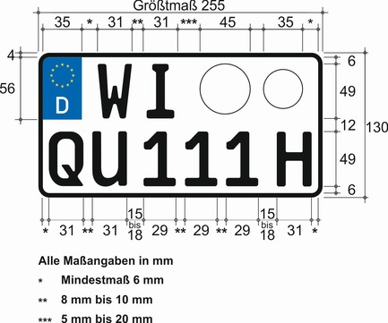 Es wird beispielhaft ein verkleinertes zweizeiliges Oldtimerkennzeichen nebst Bemaßung dargestellt. Das Kennzeichen weist ein Größtmaß von 255 mm auf und ist 130 mm hoch. Die Ecken des Kennzeichens sind abgerundet. Der Rand des Kennzeichens ist schwarz. In der ersten Zeile an der linken oberen Seite des Kennzeichens befindet sich ein Euro-Feld, wie bereits zuvor beschrieben. Rechts daneben in einem Abstand von mindestens 6 mm sind die Buchstaben WI abgebildet. Das Mindestmaß für den Abstand zwischen den Buchstaben beträgt 8 bis 10 mm. Neben den Buchstaben ist in einem Abstand von 5 bis 20 mm das größere Feld für die Plakette mit einem Durchmesser von 45 mm abgebildet. Das kleinere Feld für die Plakette mit einem Durchmesser von 35 mm befindet sich daneben. In der zweiten Zeile mit einem Mindestabstand von 6 mm zum Rand folgen die Buchstaben Q und U. In einem Abstand von 15 bis 18 mm schließt sich Zahlenfolge 111 an. Der Abstand zwischen den einzelnen Ziffern dieser Zahlenfolge beträgt zwischen 8 bis 10 mm. Daneben befindet sich in einem Abstand von 15 bis 18 mm der Buchstabe H.