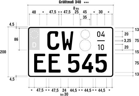 Es wird beispielhaft ein zweizeiliges Saisonkennzeichen nebst Bemaßung dargestellt. Das Kennzeichen weist ein Größtmaß von 340 mm auf und ist 200 mm hoch. Das Größtmaß beträgt bei zwei- und dreirädrigen Kraftfahrzeugen 280 mm. Die Ecken des Kennzeichens sind abgerundet. Der Rand des Kennzeichens ist schwarz. In der ersten Zeile an der linken oberen Seite des Kennzeichens befindet sich ein Euro-Feld, wie bereits zuvor beschrieben. Rechts daneben sind die Buchstaben CW in schwarzer Mittelschrift, wie bereits zuvor beschrieben, abgebildet. Das Mindestmaß für den Abstand zwischen dem Eurofeld und den Buchstaben beträgt 8 mm. Neben den Buchstaben CW sind die vorgesehenen Felder für die Plaketten abgebildet. Das kleinere mit einem Durchmesser von 35 mm ist oberhalb des größeren angesiedelt, welches einen Durchmesser von 45 mm hat. Abschließend ist in der ersten Zeile das Feld für den Betriebszeitraum angegeben. Dieses ist 30 mm breit und insgesamt 75 mm hoch. Die Ziffern 0 und 4 sind über dem Bindestrich angesiedelt und 20 mm hoch. Danach folgt ein Bindestrich. Unterhalb des Bindestrichs sind die Ziffern 1 und 0 aufgeführt. In der zweiten Zeile mit einem Mindestabstand von 8 mm zum Rand schließen sich die Buchstaben EE in schwarzer Mittelschrift an. Der Abstand zwischen den Buchstaben beträgt zwischen 8 bis 10 mm. In einem Abstand von 24 bis 30 mm schließt sich die Zahlen 545 an. Der Abstand zwischen den einzelnen Ziffern dieser Zahlenfolge beträgt ebenfalls zwischen 8 bis 10 mm.