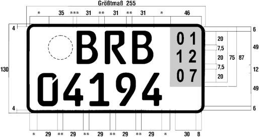 Es wird beispielhaft ein verkleinertes zweizeiliges Kurzzeitkennzeichen nebst Bemaßung dargestellt. Das Kennzeichen weist ein Größtmaß von 255 mm auf und ist 130 mm hoch. Die Ecken des Kennzeichens sind abgerundet. Der Rand des Kennzeichens ist schwarz. In der ersten Zeile an der linken oberen Seite des Kennzeichens befindet das Feld für die Stempelplakette mit einem Durchmesser von 35 mm. Rechts daneben sind die Buchstaben BRB abgebildet. Diese sind jeweils 31 mm breit. Der Abstand zwischen dem Feld für die Plakette und dem ersten Buchstaben B beträgt 5 bis 20 mm. Die einzelnen Buchstaben haben einen Abstand von 8 bis 10 mm zueinander. Neben den Buchstaben BRB schließt sich in einem Abstand von mindestens 8 mm das Feld für das Ablaufdatum an. Das Feld ist 55 mm breit, 87 mm hoch und auf der Abbildung grau schattiert. Es besteht aus drei Zeilen. Die Ziffern in den Zeilen sind jeweils 20 mm hoch. Die Zeilen haben jeweils einen Abstand von 7,5 mm zueinander. In der ersten Zeile sind die Ziffern 01 abgebildet. In der zweiten Zeile sind die Ziffern 12 abgebildet. In der dritten Zeile sind die Ziffern 07 abgebildet. In der zweiten Zeile mit einem Mindestabstand von 8 mm zum Rand schließen sich die Ziffern 04194 an. Diese sind jeweils 29 mm breit. Der Abstand zwischen den Ziffern beträgt zwischen 8 bis 10 mm.