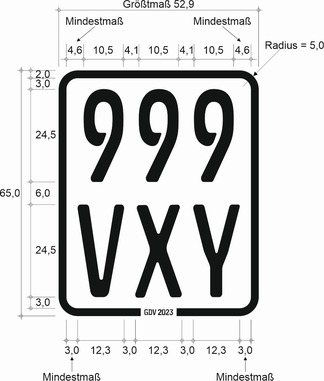 Es wird beispielhaft eine Versicherungsplakette für Elektrokleinstfahrzeuge nebst Bemaßung dargestellt. Diese ist viereckig und hat einen schwarzen Rand mit abgerundeten Ecken. In der ersten Zeile sin die Zahlen 999 angegeben. In der zweiten Zeile sind die Buchstaben VXY aufgeführt. Darunter befindet sich die Angabe GDV 2023. Die Bemaßung ergibt sich aus nachfolgender Tabelle.