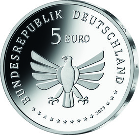 Die Wertseite zeigt einen Adler, mit oben umlaufendem Schriftzug „Bundesrepublik Deutschland“. Über dem Adler befinden sich die Wertziffer „5“ und die Wertbezeichnung „Euro“, unter dem Adler ist das Prägezeichen „A“ sowie die Jahreszahl „2023“ von den zwölf Europasternen umgeben.