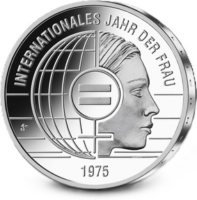 Der Entwurf zeigt im Zentrum der Bildseite das internationale Frauenzeichen mit einem eingearbeiteten Gleichheitszeichen. Links davon ist die Hälfte einer Weltkugel zu sehen und rechts ein Frauenprofil. Der Globus und das Frauenzeichen sind in einer klaren, geradlinigen Form gestaltet, während das Frauenprofil fein in Erhöhungen gearbeitet ist. Die Umschrift und Jahreszahl bilden eine Klammer um das Bildmotiv. Eine zentrale Linie, die vom äußeren linken Rand durch den Globus, das Frauenzeichen und das Frauenprofil verläuft, bestimmt die Blickrichtung der Frau und unterstreicht ihre zentrale Rolle in der Welt.